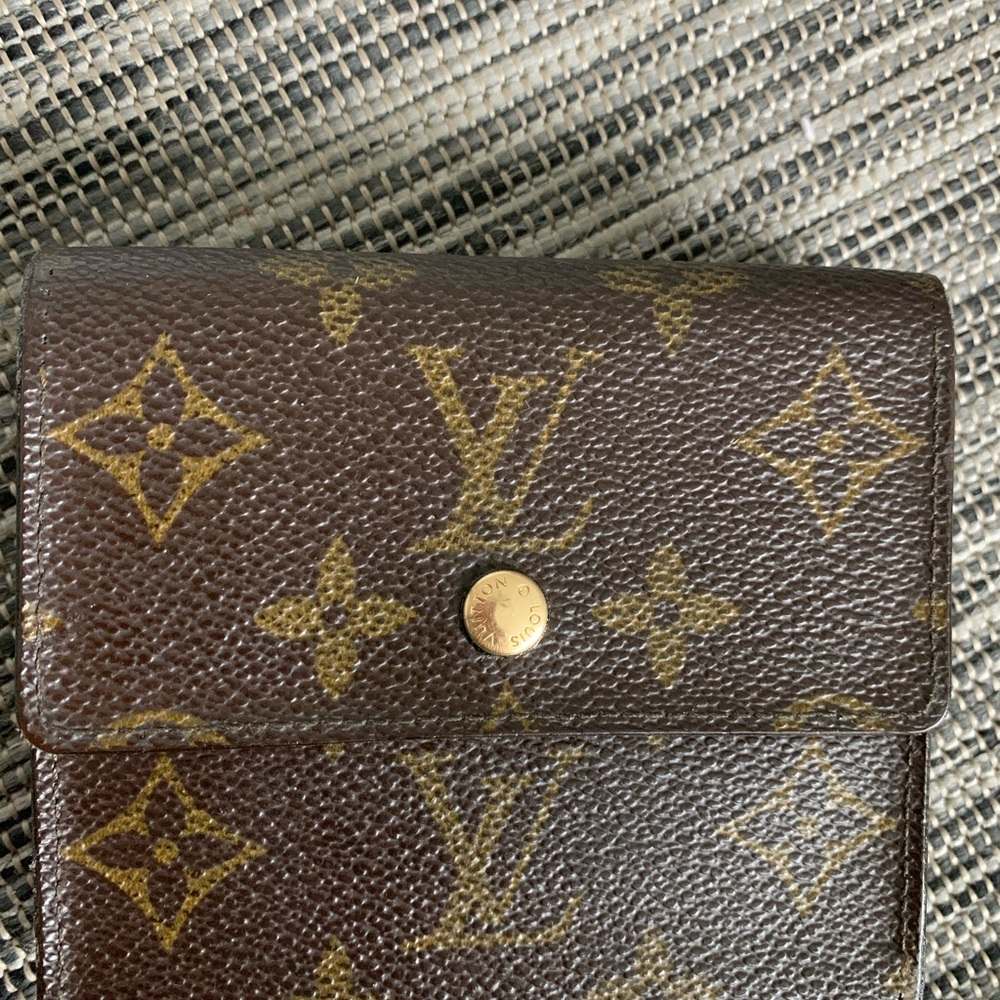 ❤️SOLD❤️ authentic LV small trifold wallet